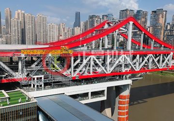 重慶地鐵10號(hào)線橋梁外側(cè)施工措施車